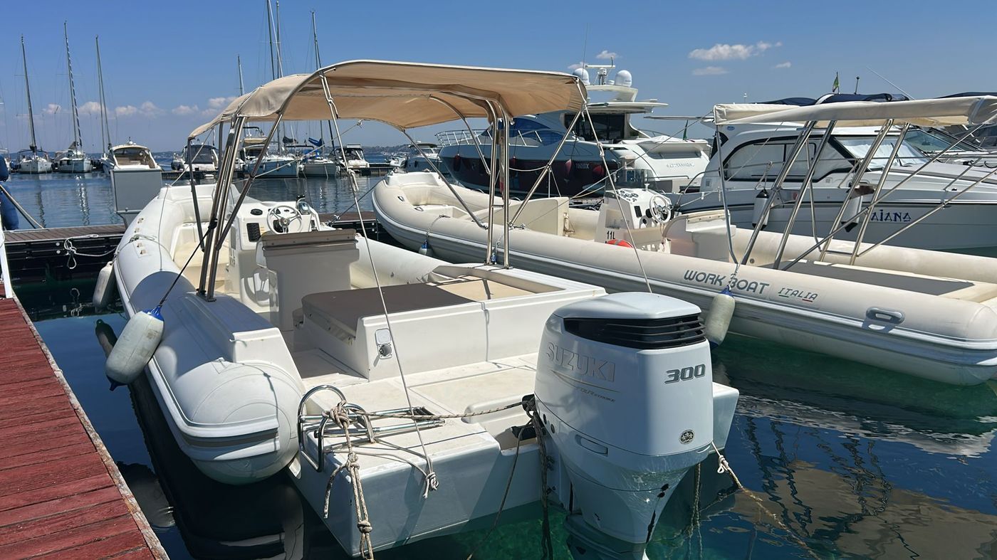 Gommone sull'acqua turchese del Salento